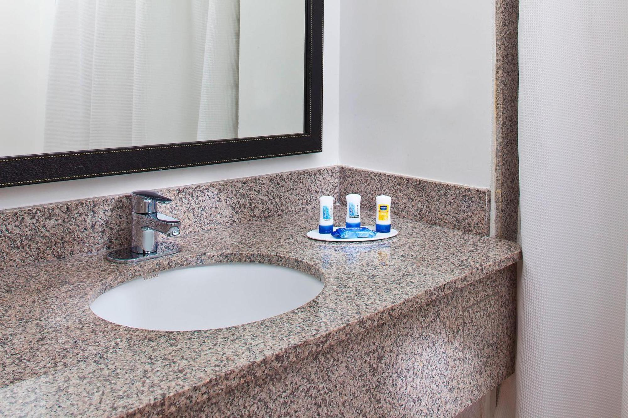 Fairfield Inn & Suites Houston Hobby Airport Екстер'єр фото